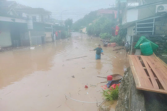 Lũ lên quá nhanh, xã Mường Xén, tỉnh Nghệ An chìm trong biển nước