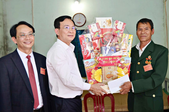 Chủ tịch UBND tỉnh Lâm Đồng Hồ Văn Mười thăm, tặng quà gia đình chính sách xã Tà Đùng