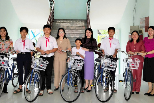 Phó Chủ tịch Ủy ban MTTQ Việt Nam tỉnh Lâm Đồng Bố Thị Xuân Linh làm việc với Ủy ban MTTQ Việt Nam cấp xã