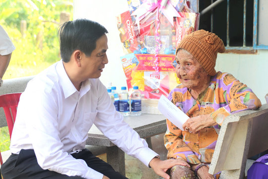Trưởng Ban Tuyên giáo và Dân vận Tỉnh ủy Lâm Đồng thăm, tặng quà Mẹ Việt Nam Anh hùng
