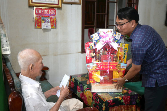 Phó Bí thư Tỉnh ủy Lâm Đồng Đặng Hồng Sỹ thăm, tặng quà gia đình chính sách tại xã Hàm Kiệm, Tân Thành