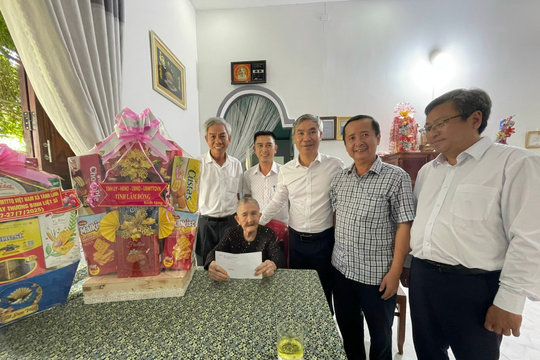 Đồng chí Nguyễn Văn Quang, Chủ nhiệm Ủy ban Kiểm tra Tỉnh ủy Lâm Đồng thăm, tặng quà Mẹ Việt Nam Anh hùng
