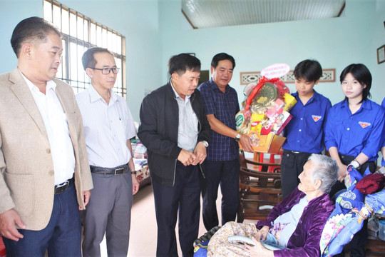Lãnh đạo Phường B’Lao thăm, tặng quà Mẹ Việt Nam Anh hùng và gia đình chính sách