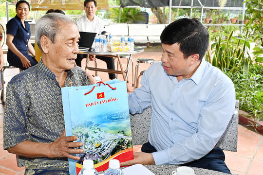 Bí thư Tỉnh ủy Lâm Đồng Y Thanh Hà Niê Kđăm thăm cán bộ lão thành cách mạng