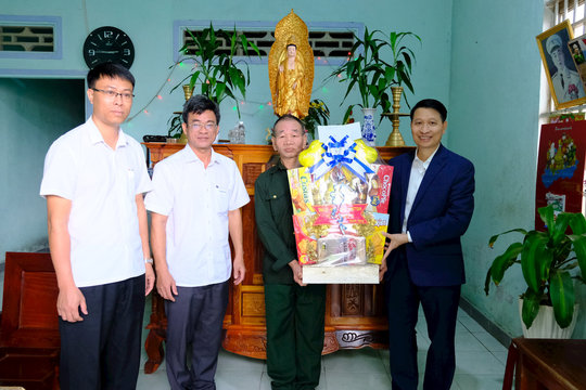 Đồng chí Bùi Huy Thành thăm, tặng quà cựu chiến binh nhân Ngày Thương binh - Liệt sĩ