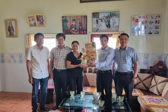 Lãnh đạo xã Tà Hine thăm hỏi, tặng quà 77 gia đình chính sách