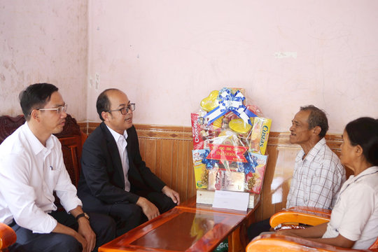 Phó Chủ tịch HĐND tỉnh Lâm Đồng Y Quang BKrông thăm, tặng quà gia đình có công ở Quảng Khê