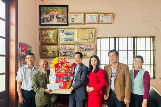 Phó Chủ tịch UBMTTQ Việt Nam tỉnh Lâm Đồng Phạm Triều thăm, tặng quà người có công tiêu biểu tại xã Ka Đô và D'Ran
