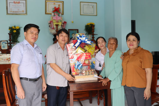 Thăm hỏi, động viên Mẹ VNAH và gia đình Anh hùng Lực lượng vũ trang phường Bình Thuận