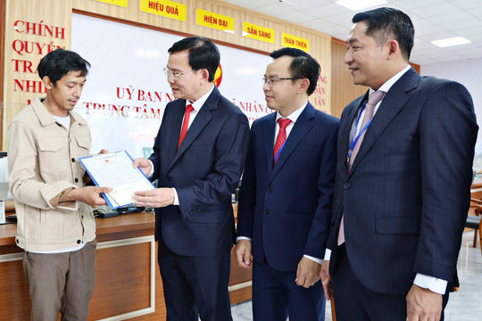Chủ tịch UBND tỉnh Lâm Đồng Hồ Văn Mười thăm Trung tâm Phục vụ hành chính công xã Nhân Cơ