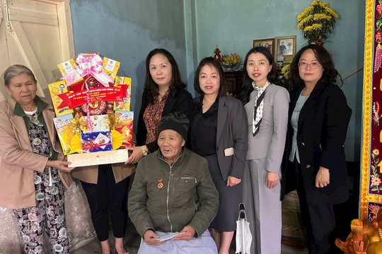 Phường Xuân Trường - Đà Lạt thăm và tặng quà 14 gia đình chính sách tiêu biểu