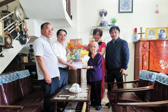 Lãnh đạo 3 phường mang tên Bảo Lộc thăm, tặng quà gia đình chính sách, người có công tiêu biểu