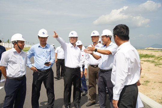 Phó Chủ tịch UBND tỉnh Lâm Đồng kiểm tra tiến độ Khu công nghiệp Tân Đức và thăm gia đình chính sách tại xã Tân Minh