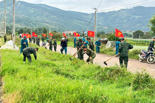 Ban CHPT Khu vực 1 làm công tác dân vận, giúp dân khắc phục hậu quả thiên tai