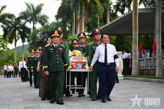 Đại tướng Trịnh Văn Quyết dự Lễ truy điệu và an táng 6 hài cốt liệt sĩ tại Nghĩa trang Liệt sĩ quốc gia Vị Xuyên