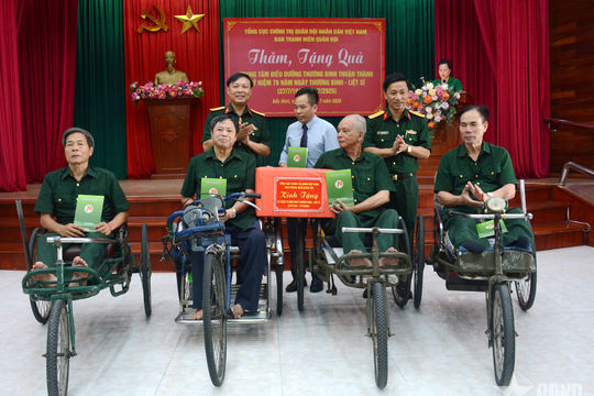 Ban Thanh niên Quân đội thăm, tặng quà Trung tâm Điều dưỡng Thương binh Thuận Thành