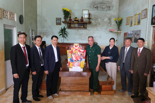 Đồng chí Bùi Huy Thành thăm, tặng quà nhân Ngày Thương binh - Liệt sĩ tại xã Tuy Đức