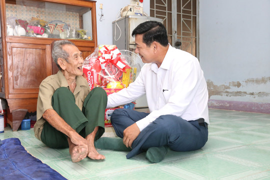 Đồng chí Tiêu Hồng Phúc thăm Anh hùng Lực lượng vũ trang nhân dân