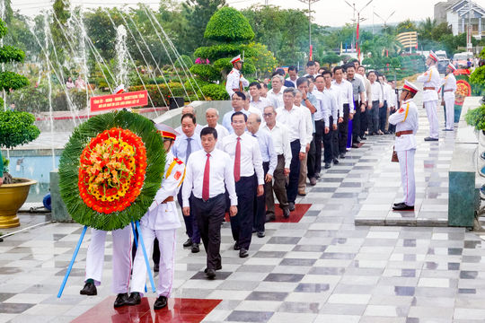 Lãnh đạo tỉnh Lâm Đồng báo công với Chủ tịch Hồ Chí Minh và viếng các anh hùng, liệt sĩ tại Nghĩa trang Liệt sĩ Bình Thuận