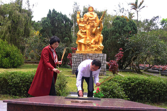 Phó Thủ tướng Bùi Thanh Sơn dự lễ viếng anh hùng, liệt sĩ tại Nghĩa trang Liệt sĩ Đà Lạt
