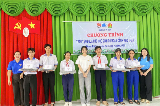 Trao 24 suất học bổng cho học sinh khó khăn xã Phan Rí Cửa