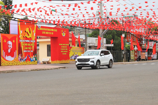 Đường phố rực rỡ cờ hoa chào mừng Đại hội Đại biểu Đảng bộ Phường 2 Bảo Lộc lần thứ I
