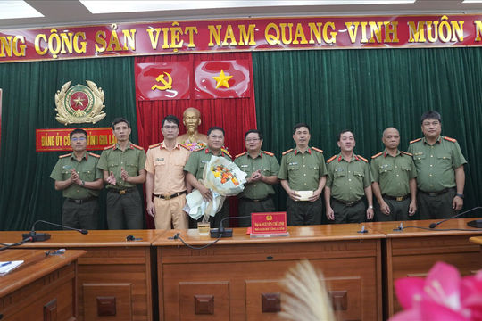 Khen thưởng Tổ công tác đấu tranh, giải cứu 4 nạn nhân tham gia đường dây tổ chức trốn đi nước ngoài