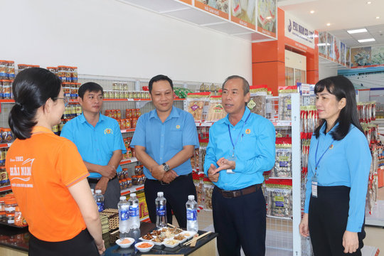Liên đoàn Lao động tỉnh Lâm Đồng làm việc với các doanh nghiệp