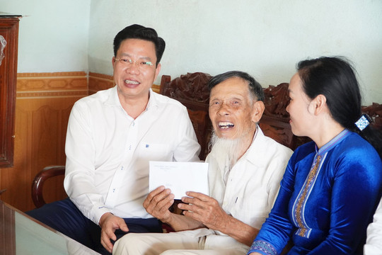 Phó Bí thư Tỉnh ủy Lâm Đồng Lưu Văn Trung thăm, tặng quà người có công tại xã Thuận Hạnh