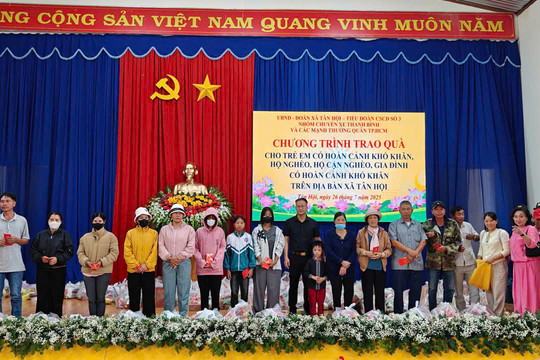 Tân Hội: Trao 350 phần quà cho người nghèo