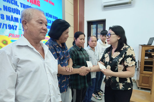 Phó Chủ tịch Ủy ban MTTQ Việt Nam tỉnh Lâm Đồng Bố Thị Xuân Linh thăm và tặng 75 suất quà gia đình người có công