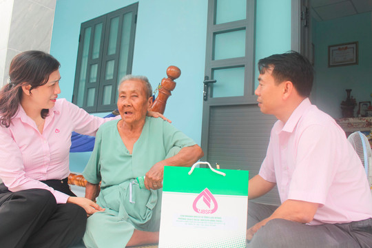 Ngân hàng Chính sách xã hội Lâm Đồng tri ân Mẹ Việt Nam anh hùng, gia đình chính sách
