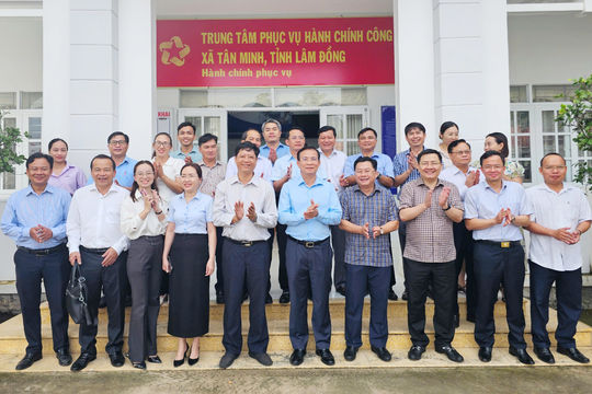 Chủ tịch UBND tỉnh Lâm Đồng Hồ Văn Mười kiểm tra tại Trung tâm Phục vụ hành chính công xã Tân Minh