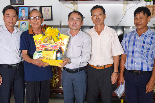 Lãnh đạo xã Trà Tân thăm, tặng 104 suất quà cho gia đình chính sách, người có công