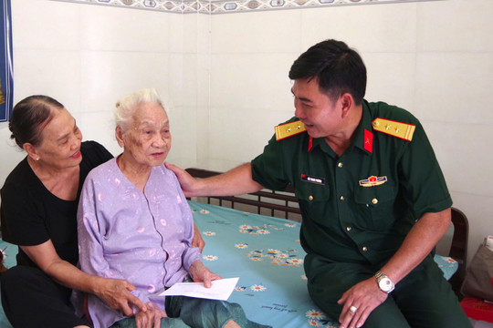 Lực lượng vũ trang Lâm Đồng thăm, tặng quà các gia đình chính sách