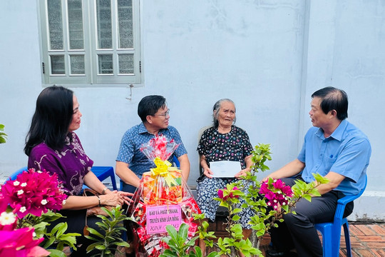 Lãnh đạo Báo và Phát thanh, Truyền hình Lâm Đồng thăm các gia đình chính sách, người có công