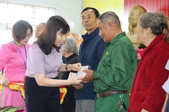 Phó Chủ tịch Ủy ban MTTQ Việt Nam tỉnh Lâm Đồng Hà Thị Hạnh tặng quà các gia đình chính sách tại phường Bắc Gia Nghĩa