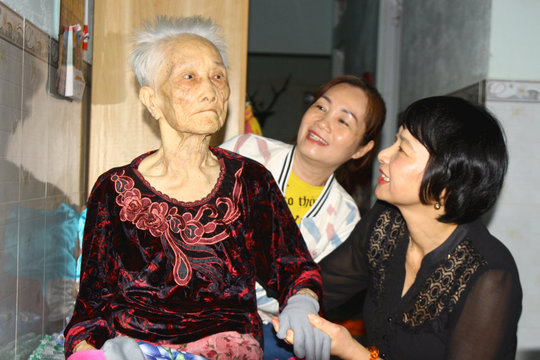 Đồng chí Phạm Thị Phúc, Phó Bí thư Tỉnh ủy, Chủ tịch Ủy ban MTTQ Việt Nam tỉnh Lâm Đồng thăm Mẹ Việt Nam anh hùng tại xã Bảo Lâm 3