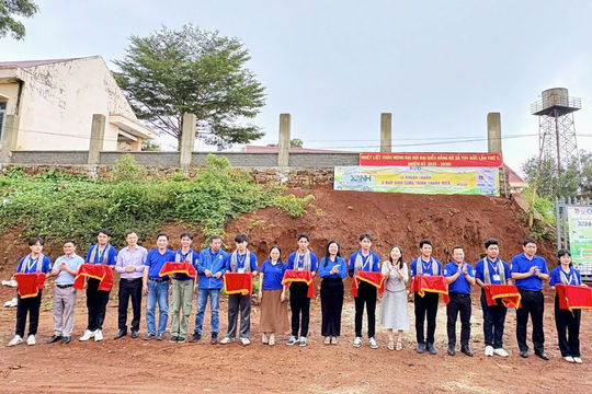 Hỗ trợ nguồn lực hơn 200 triệu đồng cho người dân xã Tuy Đức từ Chiến dịch Mùa hè xanh