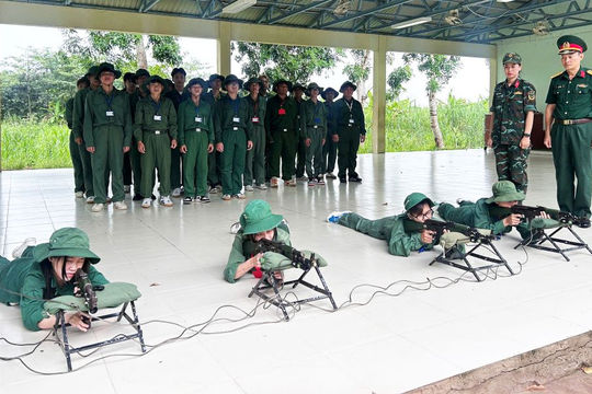 Thay thế nghĩa vụ quân sự bằng môn Giáo dục quốc phòng và an ninh là không phù hợp!