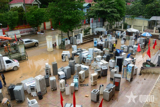 Nghệ An: Thợ điện lạnh tình nguyện “hồi sinh” thiết bị giúp dân vùng lũ