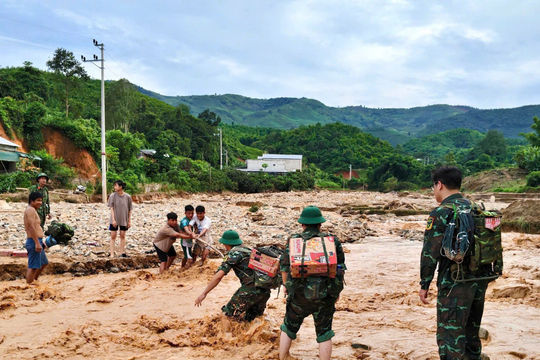 Bộ CHQS tỉnh Sơn La huy động 100 cán bộ, chiến sĩ giúp dân khắc phục hậu quả mưa lũ