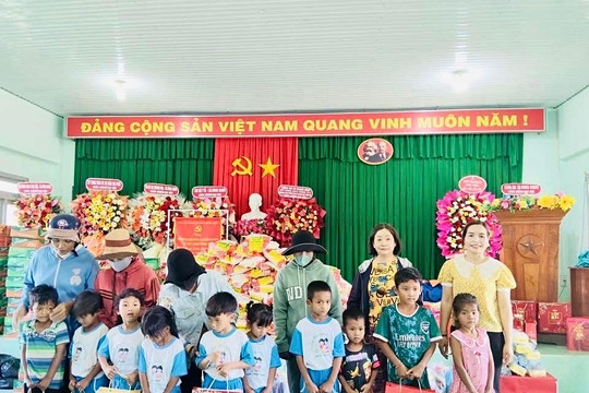 Đông Giang: Tri ân gia đình chính sách, hộ nghèo