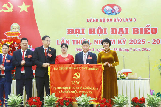 Phó Bí thư Tỉnh ủy, Chủ tịch Ủy ban MTTQ Việt Nam tỉnh Lâm Đồng Phạm Thị Phúc dự Đại hội Đảng bộ xã Bảo Lâm 3