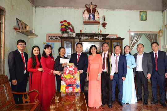 Đồng chí Hà Thị Hạnh thăm, tặng quà gia đình chính sách, nạn nhân chất độc da cam