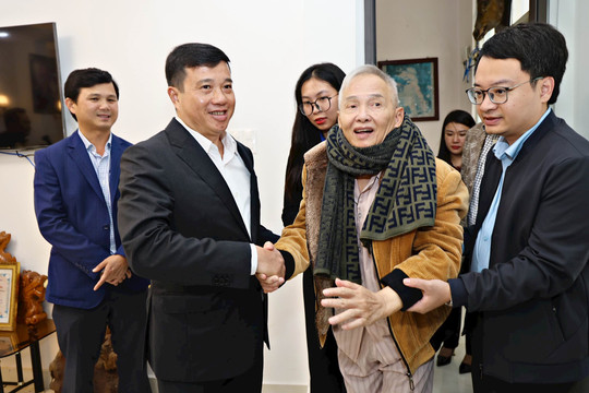 Bí thư Tỉnh ủy Lâm Đồng Y Thanh Hà Niê Kđăm thăm, tặng quà gia đình chính sách phường Xuân Hương - Đà Lạt