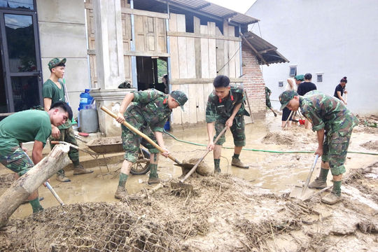 Bộ đội Sơn La giúp xã Chiềng Sơ khắc phục hậu quả lũ quét