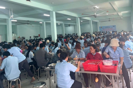2.600 công nhân ở Lâm Đồng ấm lòng với bữa cơm công đoàn tại nơi làm việc