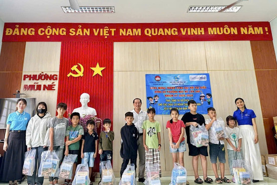 Tặng 55 bộ sách, vở cho học sinh khó khăn phường Mũi Né