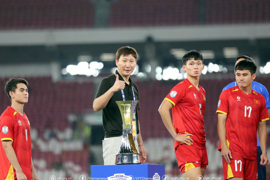 Ngả mũ trước tài năng của HLV Kim Sang Sik